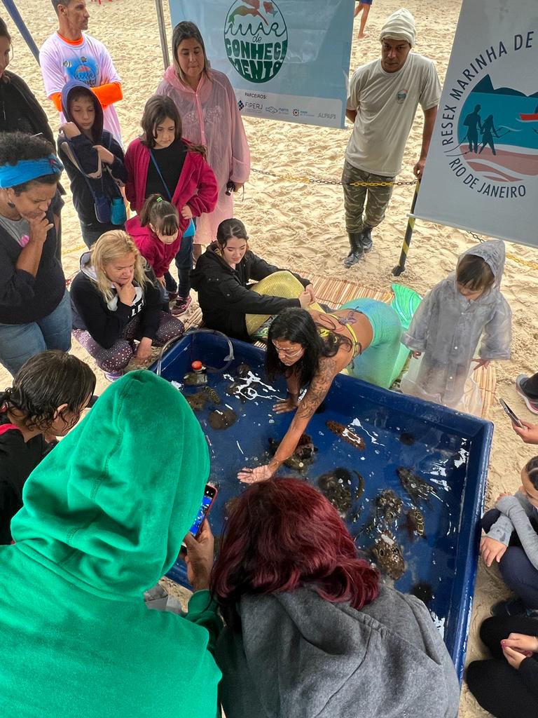 MP realiza ação de educação ambiental na Praia de Itaipu, em Niterói