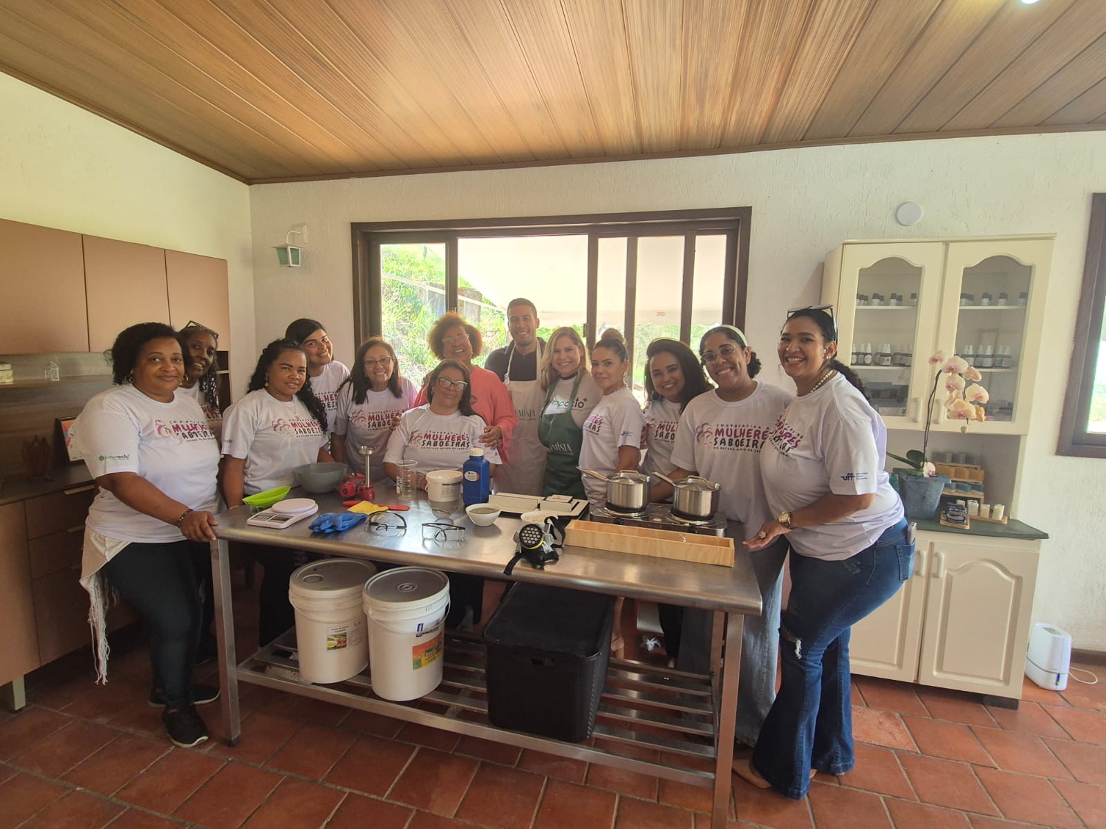 Projeto La Fawê apoiado pela MP Construtora inaugura oficina de saboaria artesanal para mulheres de São Gonçalo